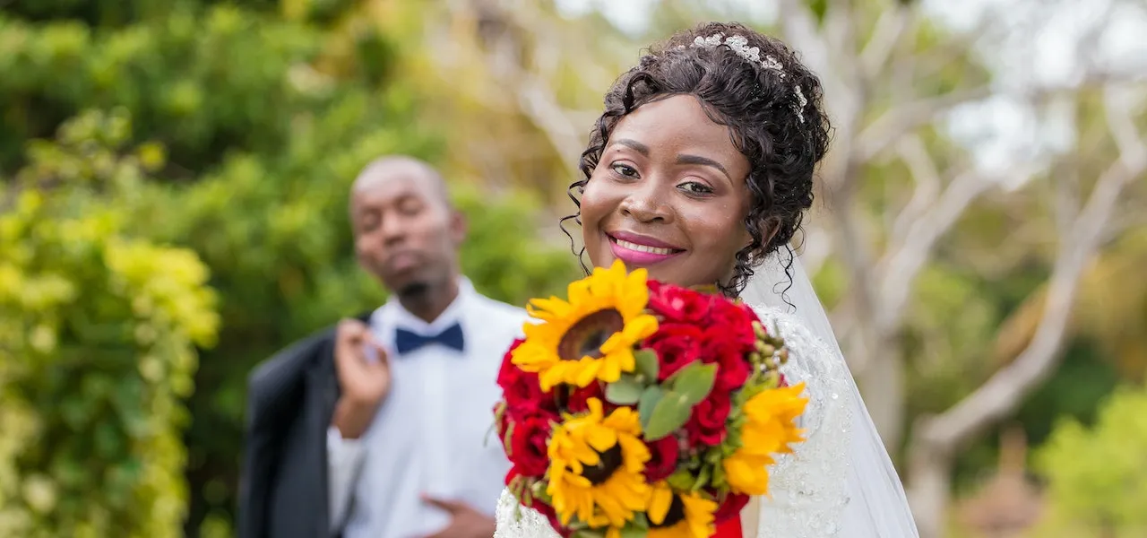 Abbinamenti di accessori per completare il look da cerimonia estiva