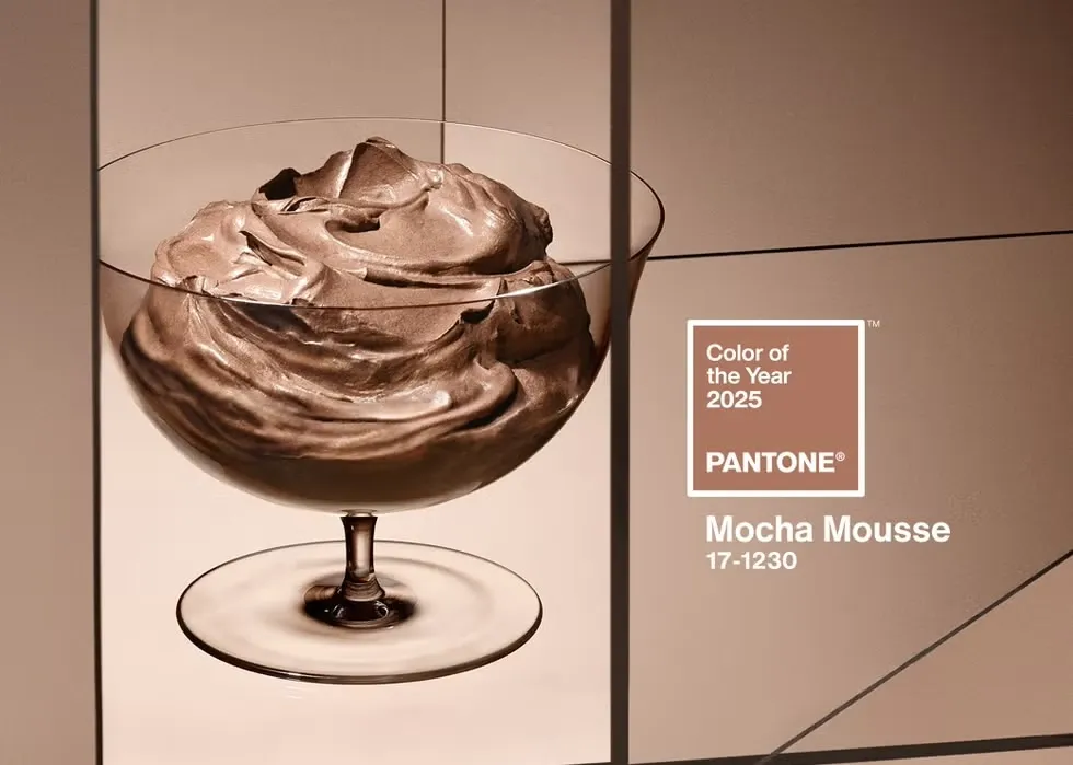 Il Colore Pantone 2025 è il Mocha Mousse: Eleganza e Versatilità nel Fashion