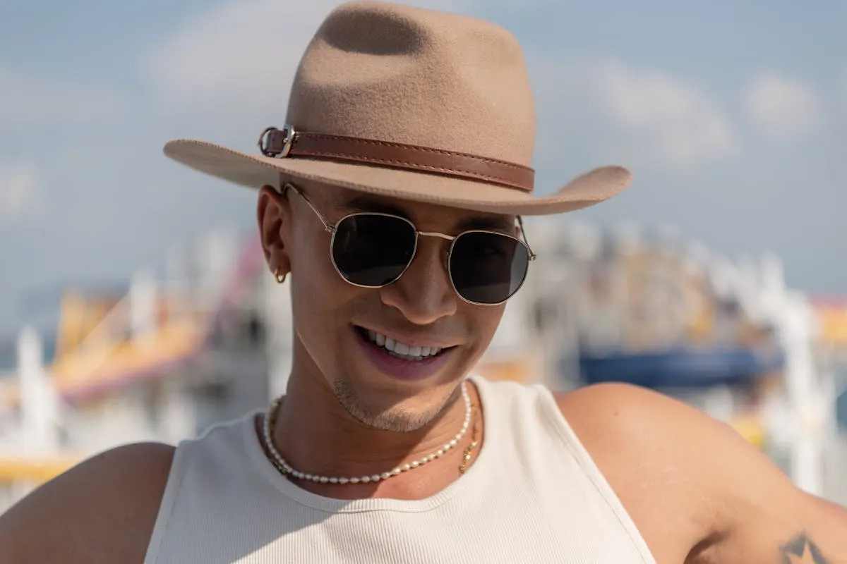 Introduzione L’estate 2025 è arrivata e, con lei, la sfida di restare eleganti e freschi anche quando le temperature aumentano. Su Moda Tendenze, nella sezione dedicata alla Moda Uomo, troverai tanti spunti pratici e aggiornati. In questo articolo esploreremo i migliori look estivi da uomo, ideali per affrontare la stagione con stile, senza rinunciare alla comodità. Dai un’occhiata anche alla nostra categoria Abbigliamento Moda Uomo per approfondimenti sui capi di tendenza. I capi essenziali per l’estate: stile e funzionalità 1. Camicie in lino e cotone leggero Il lino è il tessuto estivo per eccellenza. Traspirante, naturale e chic, è perfetto per camicie a maniche lunghe o corte. Scegli modelli in colori neutri o pastello per un look rilassato ma curato. Ottimo anche il cotone popeline per chi cerca maggiore struttura. 2. Polo tecniche e T-shirt minimal Le T-shirt basic in cotone biologico sono un must-have, ma nel 2025 crescono le polo tecniche in tessuti traspiranti, antibatterici e resistenti al sudore. Sono versatili e valorizzano la figura, ideali sia in contesti casual che semi-formali. 3. Pantaloni estivi: dal chino al bermuda sartoriale I pantaloni chino in cotone stretch o lino sono il giusto compromesso tra eleganza e comfort. Per il tempo libero, il bermuda sartoriale torna in auge: taglio dritto, lunghezza sopra il ginocchio e tessuti raffinati lo rendono adatto anche agli aperitivi serali. Come abbinare i capi estivi uomo nel 2025 Outfit da giorno Camicie in lino + bermuda sartoriali: look fresco e raffinato per la città o il mare. T-shirt neutra + pantalone chino beige o kaki: l’equilibrio perfetto tra minimalismo e stile. Polo tecnica + jeans estivi: ideale per una giornata dinamica, ma sempre curata. Outfit da sera Lino su lino: camicia e pantaloni abbinati, magari in tonalità diverse (sabbia + tabacco). Giacca sfoderata + T-shirt basic + pantalone slim-fit: look metropolitano perfetto per le serate estive. Camicia oversize + pantalone cropped: trend 2025 che mixa estetica street e design sartoriale. I colori must dell’estate 2025 Le palette cromatiche per l’uomo si aprono al colore, pur mantenendo un'eleganza sobria. Tra i più apprezzati troviamo: Terracotta e sabbia Verde salvia e kaki chiaro Celeste polvere e blu notte Bianco gesso e grigio perla I contrasti tono su tono sono molto in voga, soprattutto se abbinati a calzature e accessori in pelle naturale o scamosciata. Accessori estivi: il tocco che fa la differenza Gli accessori definiscono l'identità di un outfit. Ecco i più importanti per l'estate 2025: Occhiali da sole: montature sottili in metallo, lenti sfumate, design ispirato agli anni ’90. Sandali e mocassini estivi: i primi ideali per il tempo libero, i secondi perfetti anche in ufficio. Borsa a tracolla minimal: ideale per chi si sposta in città o in vacanza, senza rinunciare al design. Cappelli in rafia o bucket hat in cotone: utili e di tendenza. Checklist estiva: cosa non deve mancare nel guardaroba maschile 3 T-shirt in cotone organico (bianco, blu, beige) 2 camicie in lino 2 polo tecniche 2 pantaloni chino estivi 1 bermuda sartoriale 1 giacca sfoderata leggera 1 paio di sandali e 1 paio di mocassini 1 borsa tracolla o marsupio elegante 1 cappello e 1 paio di occhiali da sole Intimo e calze in fibre naturali (per traspirazione e igiene) FAQ: Domande frequenti sulla moda estiva uomo Come evitare di sudare troppo senza rinunciare allo stile? Scegli tessuti naturali come lino, cotone o viscosa. Preferisci capi ampi, sfoderati e traspiranti. Evita il poliestere, soprattutto a contatto con la pelle. I bermuda sono davvero adatti per un look elegante? Sì, se scegli un modello sartoriale, in tessuto pregiato e abbini una camicia o polo ben stirata. Le scarpe fanno la differenza: no a infradito, sì a mocassini leggeri. Quali colori sono più adatti per l’estate? Toni chiari e neutri come sabbia, bianco, celeste e verde salvia riflettono la luce e trasmettono freschezza. Da evitare nero e tessuti scuri durante il giorno. Come costruire un outfit estivo da lavoro senza soffrire il caldo? Punta su una camicia in lino, pantalone chino e mocassini. Porta con te una giacca leggera sfoderata, utile anche in ambienti con aria condizionata. Conclusione Vestirsi bene d’estate non significa rinunciare alla comodità. I look estivi uomo 2025 mettono al centro l’equilibrio tra estetica e funzionalità. Con i giusti capi, accessori selezionati e una palette cromatica coerente, è possibile affrontare anche le giornate più calde con stile. Per rimanere aggiornato sulle ultime tendenze e ispirarti ai migliori outfit, visita la home di Moda Tendenze, esplora la sezione Moda Uomo e scopri l’area dedicata all’Abbigliamento Moda Uomo.