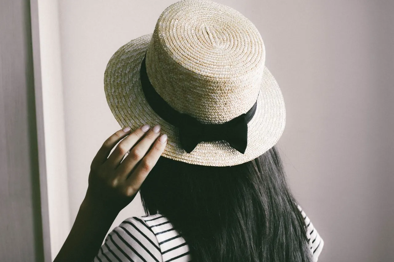 Scopri come scegliere i cappelli estivi: modelli in paglia, panama, bucket hat, materiali, abbinamenti e consigli per valorizzare il look.